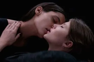 Eili Harboe y Kaya Wilkins en una escena de la película