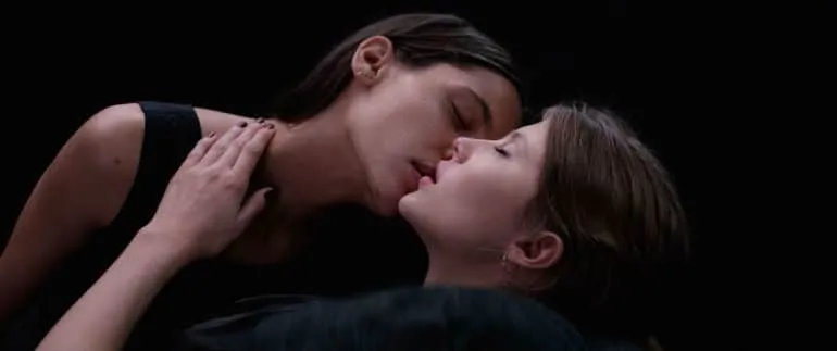 Eili Harboe y Kaya Wilkins en una escena de la película