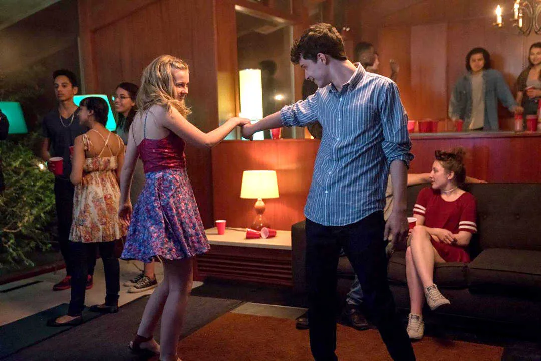 Angourie Rice y Lucas Jade Zumann en la película
