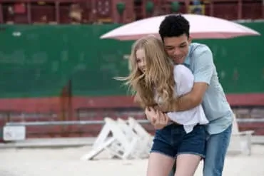 Angourie Rice y Justice Smith en la película 