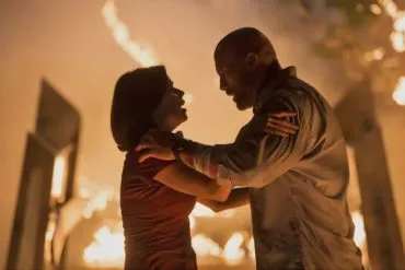 Dwayne Johnson y Neve Campbell en