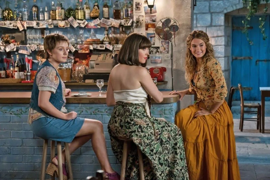 Alexa Davies, Jessica Keenan Wynn y Lily James, la nueva generación -o vieja-