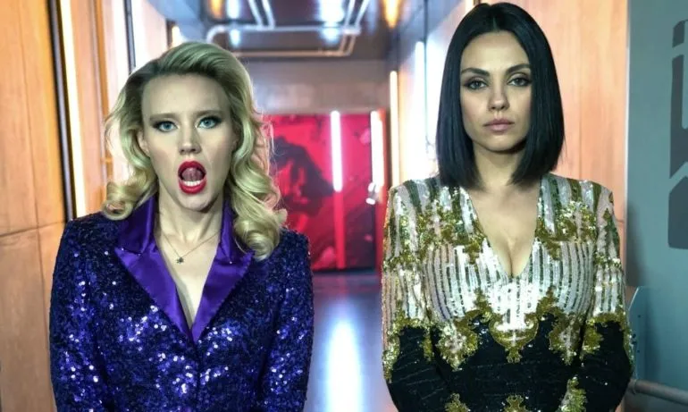 Kate McKinnon y Mila Kunis en la película