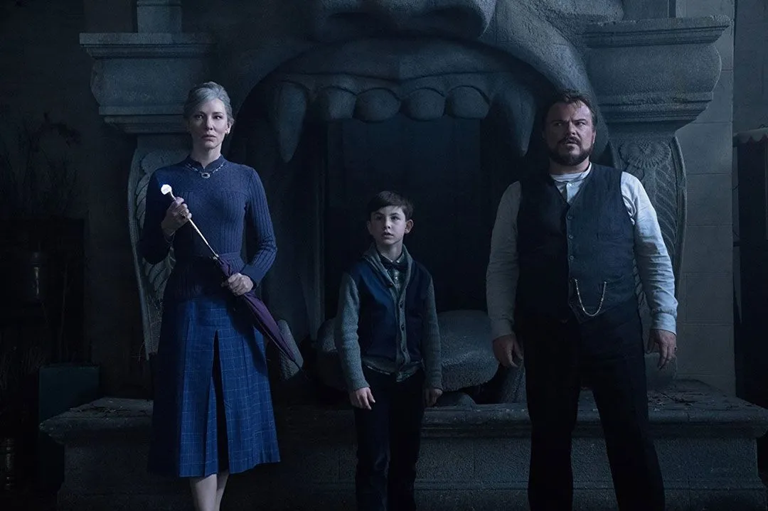 Cate Blanchett Con Owen Vaccaro Y Jack Black En La Casa Del Reloj En La Pared