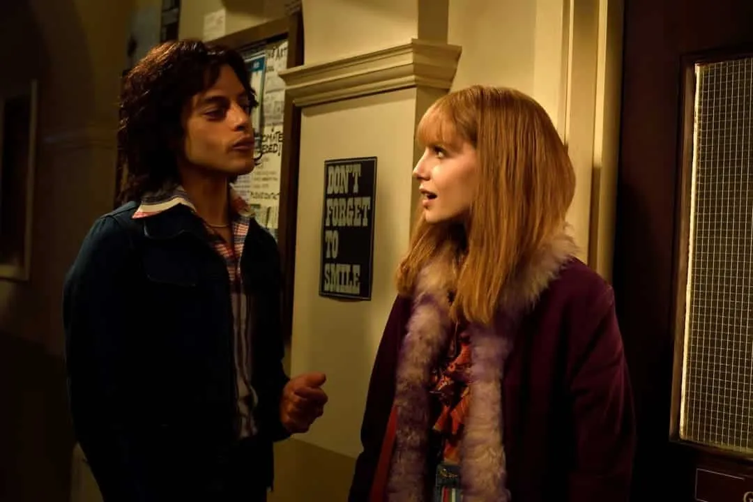 Lucy Boynton y Rami Malek en Bohemian Rhapsody, la película