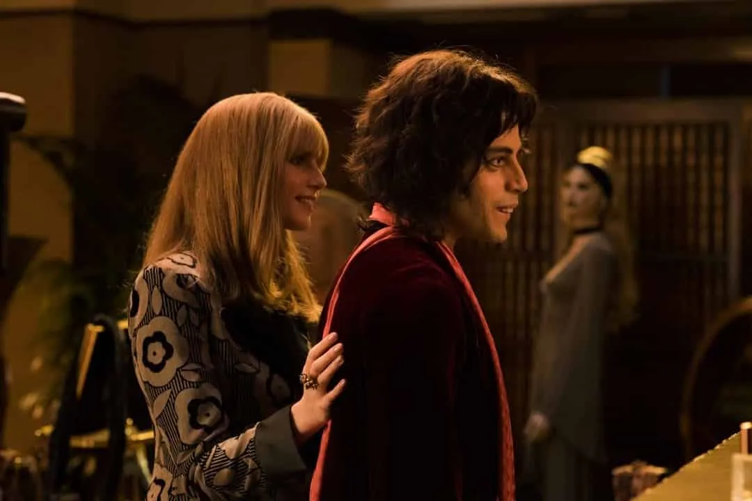Lucy Boynton y Rami Malek en una escena de la película