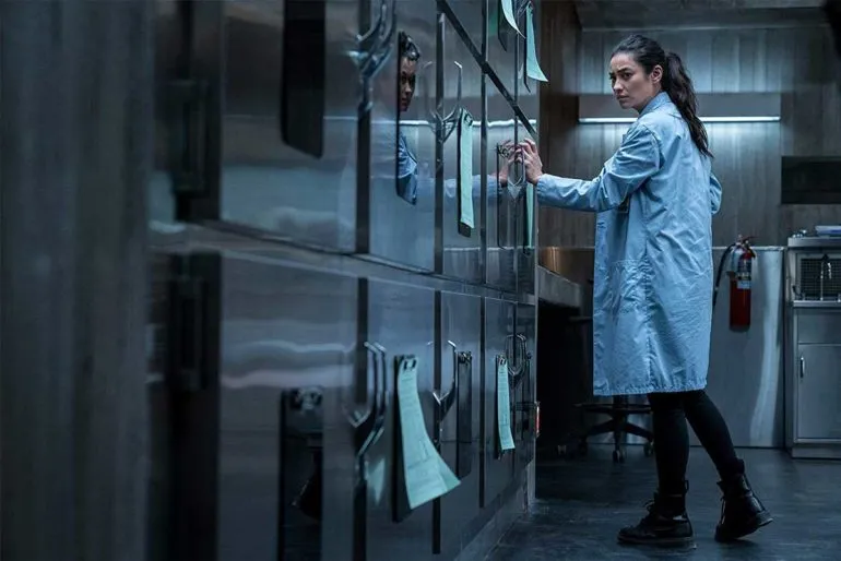 Shay Mitchell En Cadaver