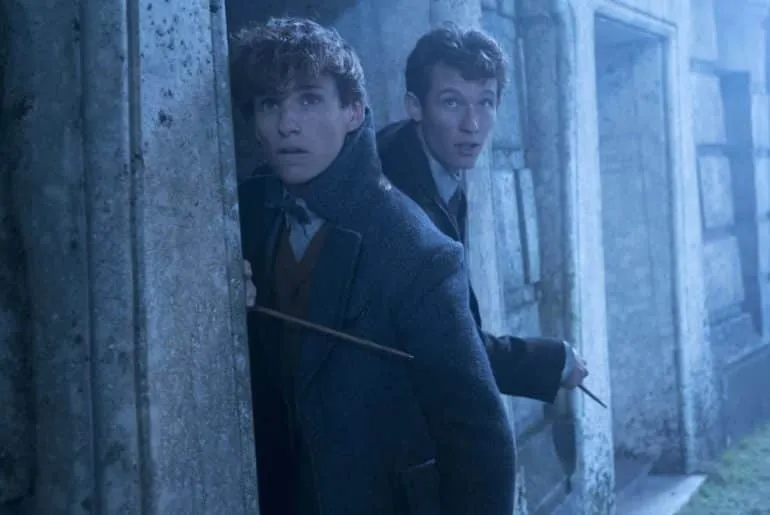 Callum Turner y Eddie Redmayne en la película 