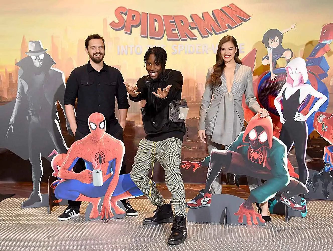 Jake Johnson Hailee Steinfeld Y Shameik Moore En Un Evento De La Pelicula SpiderMan Un Nuevo Universo 2018