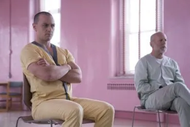 Bruce Willis y James McAvoy en la película Glass