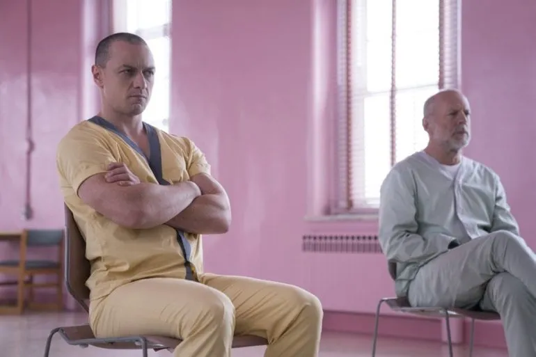 Bruce Willis y James McAvoy en la película Glass
