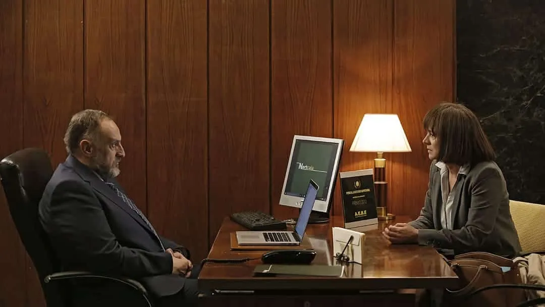 Emma Suárez y Fernando Albizu en una escena de la película