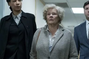 Judi Dench Joan Siendo Llevada Para Ser Interrogada