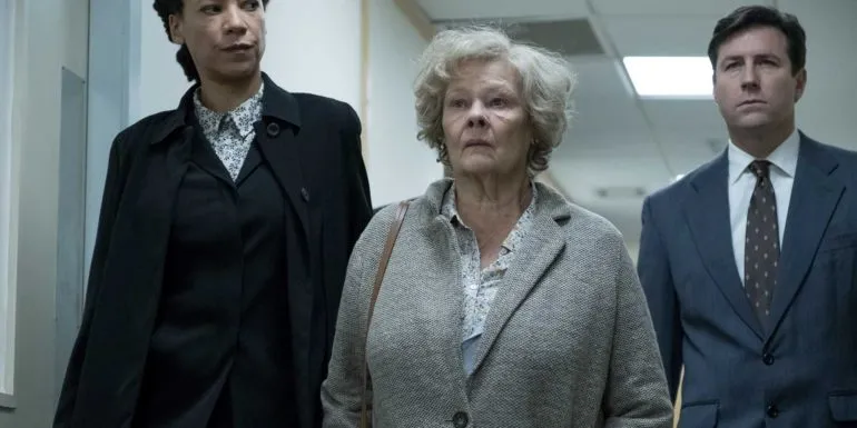 Judi Dench Joan Siendo Llevada Para Ser Interrogada