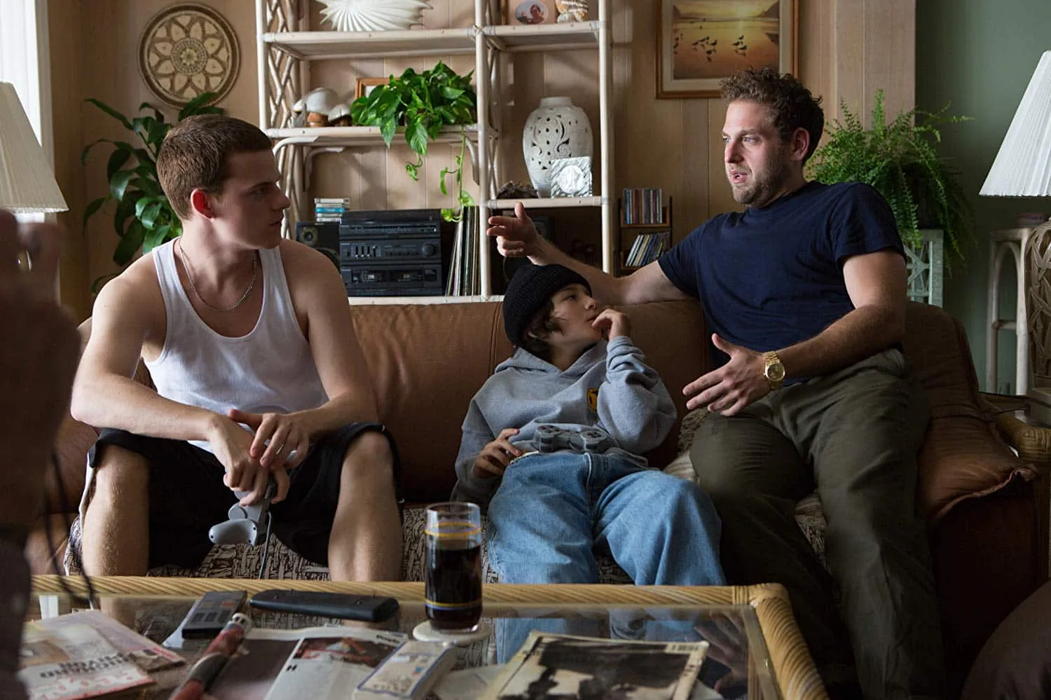 Lucas Hedges con Sunny Suljic recibiendo instrucciones de Jonah Hill (foto en la reseña en los 90)