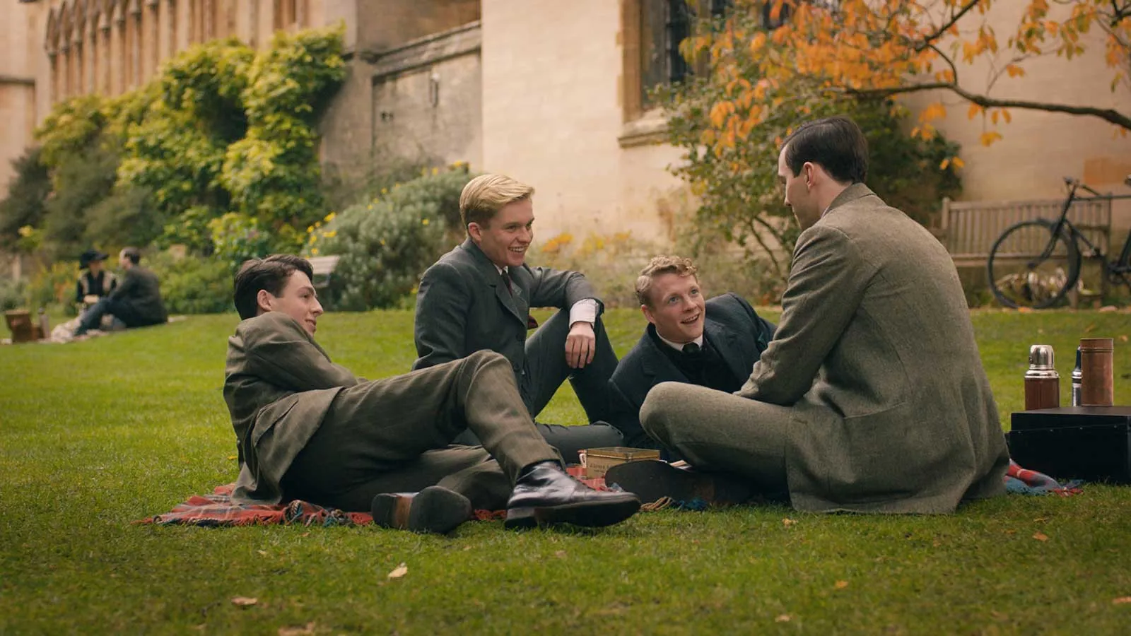 Nicholas Hoult, Patrick Gibson, Anthony Boyle y Tom Glynn-Carney en Tolkien (2019)