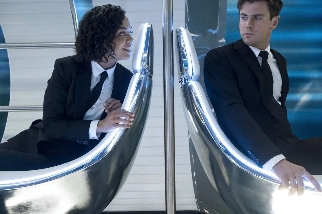 Chris Hemsworth y Tessa Thompson en la película