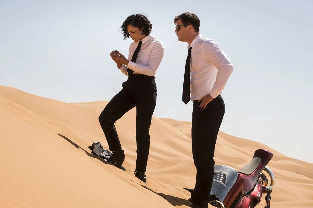 Chris Hemsworth y Tessa Thompson en MEN IN BLACK INTERNATIONAL