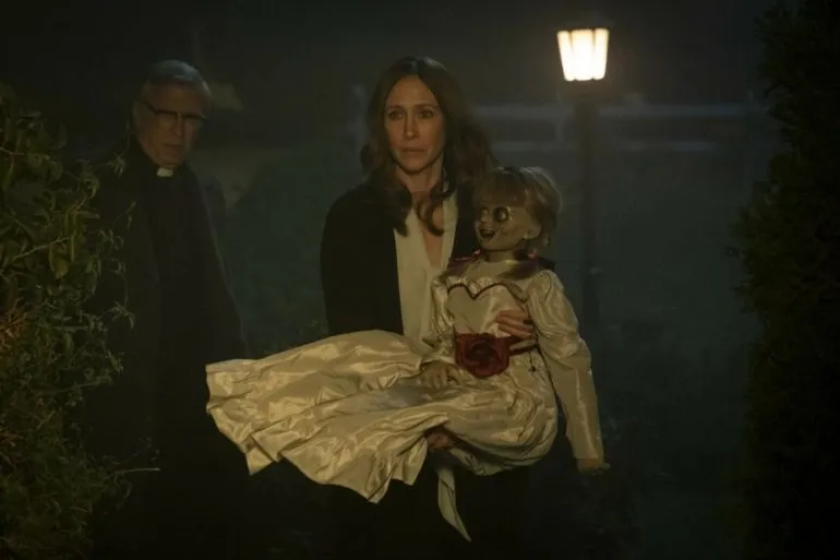 Vera Farmiga con Annabelle