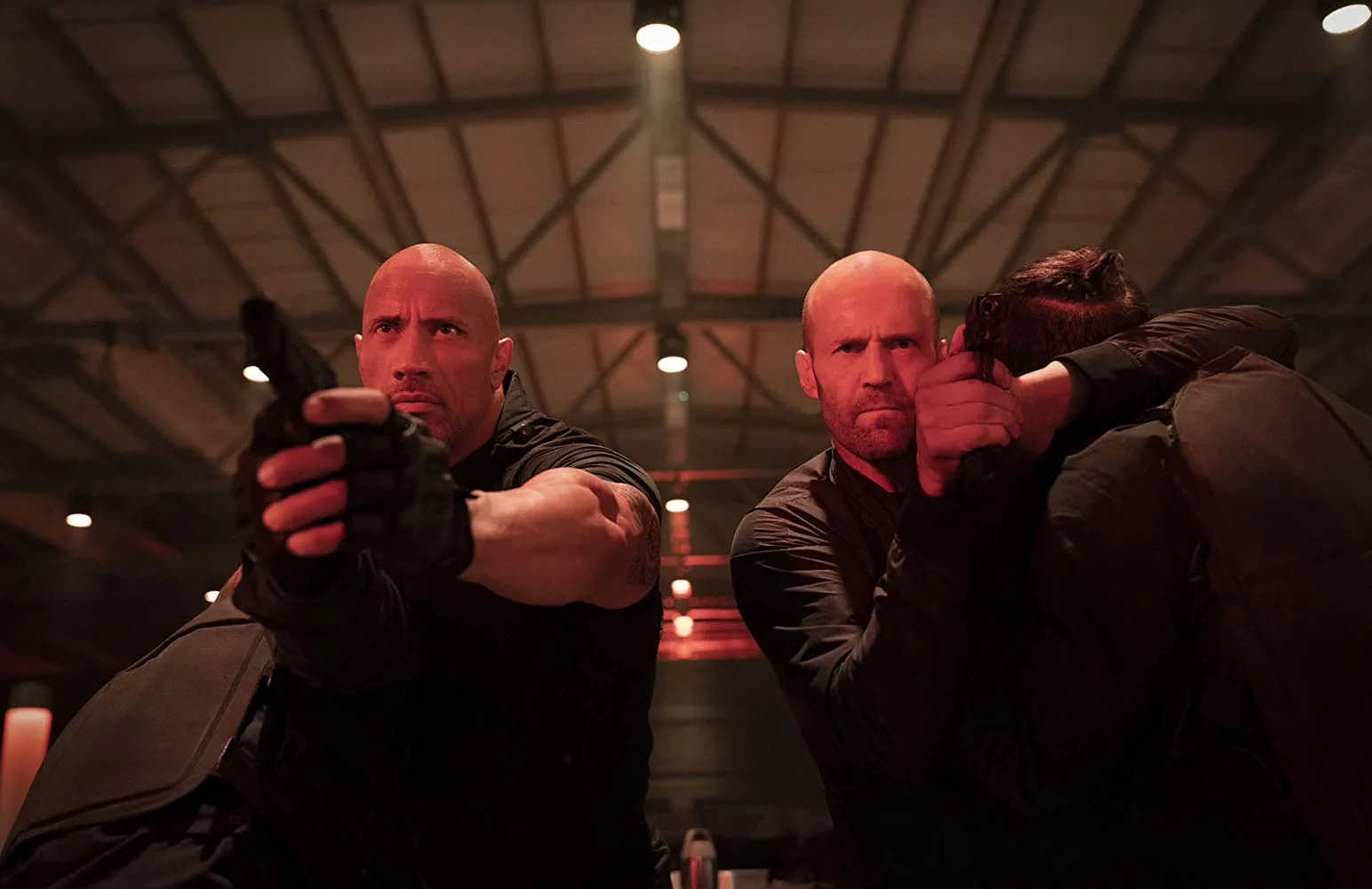 Jason Statham y Dwayne Johnson en Hobbs y Shaw (Crítica de la película Fast & Furious)