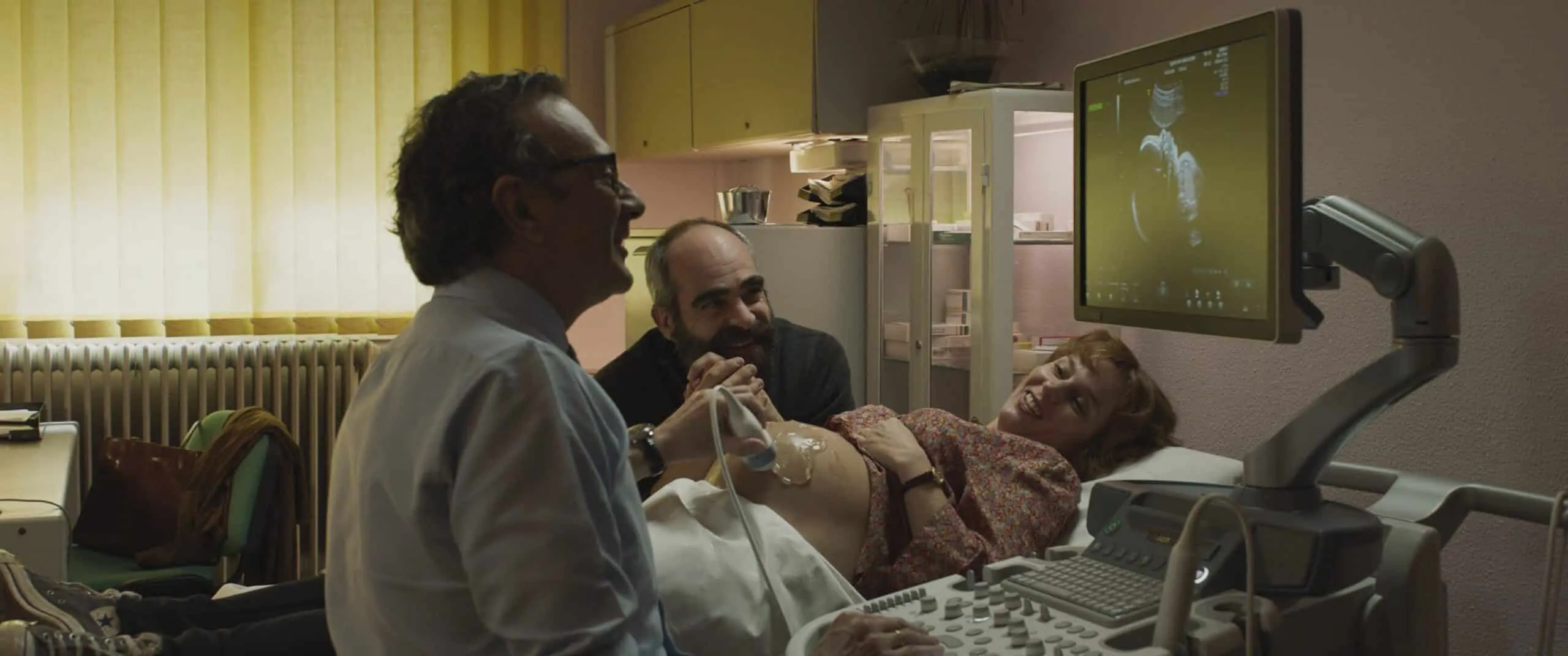 La actriz María Vázquez está siendo ecografiada en la película (Crítica de Quien a Hierro Mata)