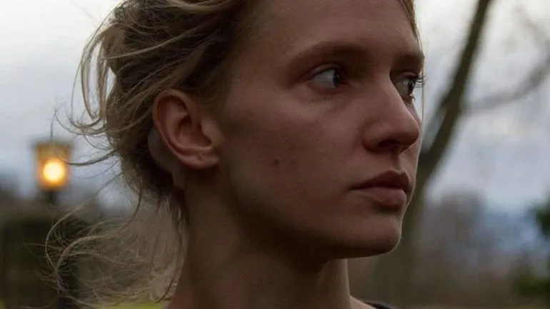 Frida-Lovisa Hamann en la película Cuatro manos (2019)