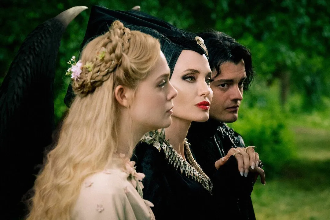 Angelina Jolie, Elle Fanning, Sam Riley en la película