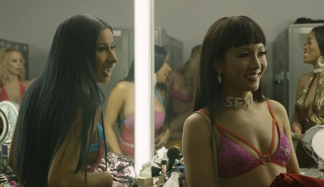 Cardi B y Constance Wu en Estafadoras de Wall Street