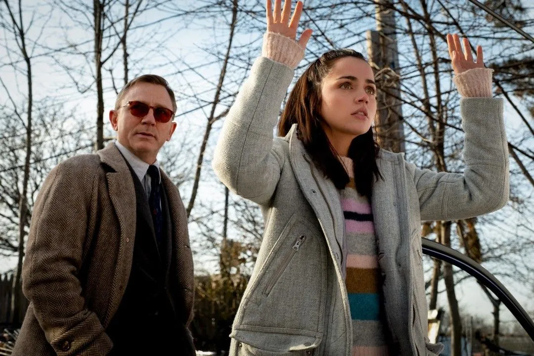 Ana de Armas y Daniel Craig en la película