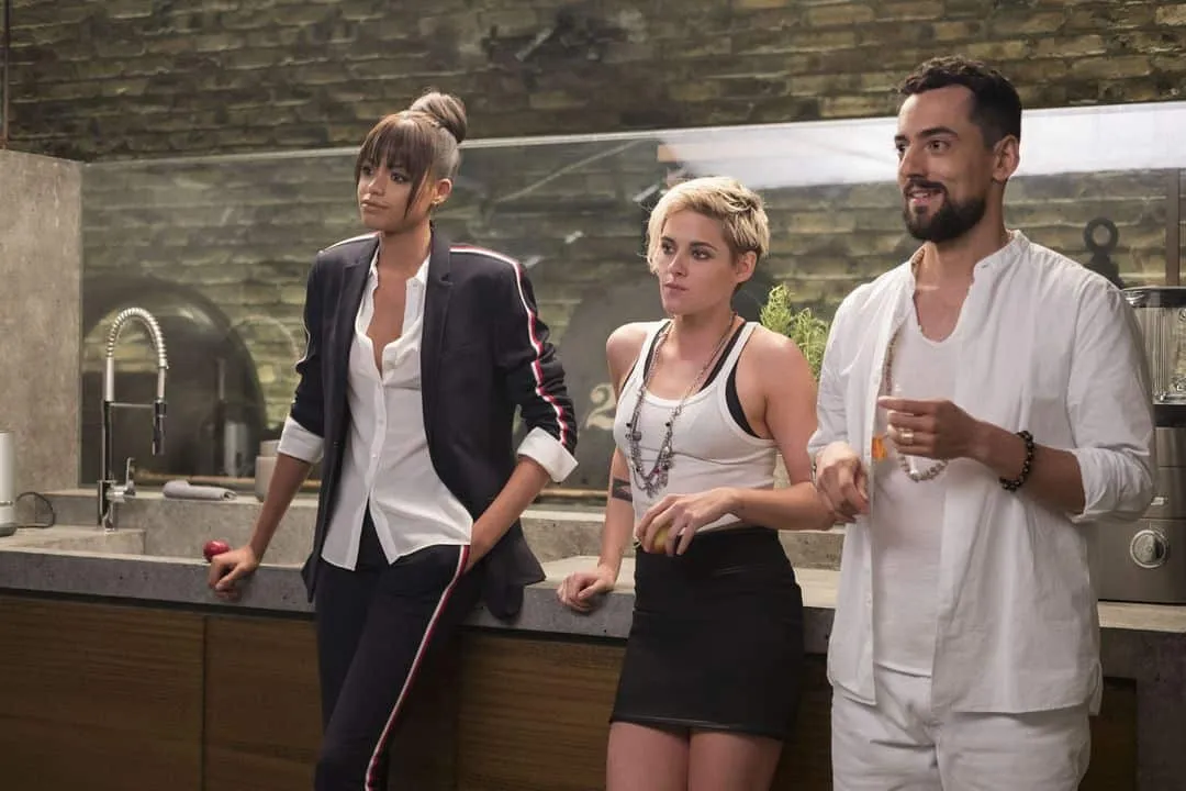 Ella Balinska, Kristen Stewart y Luis Gerardo Méndez en la película