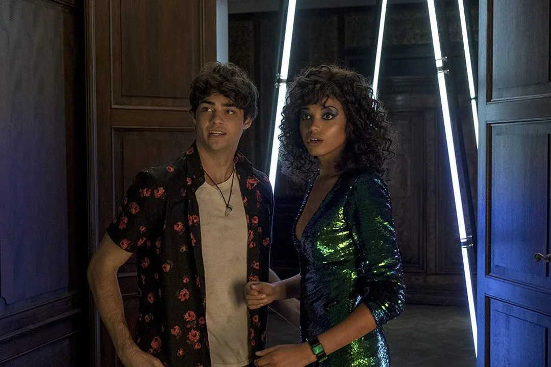 Ella Balinska y Noah Centineo en la película