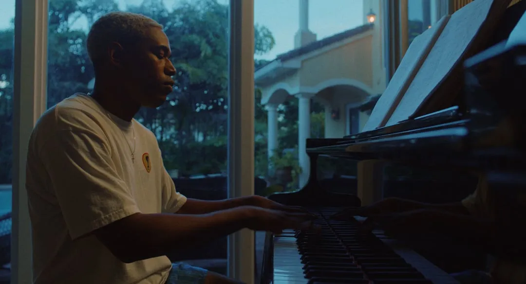 Kelvin Harrison Jr. en la película Un momento en el tiempo (Waves)