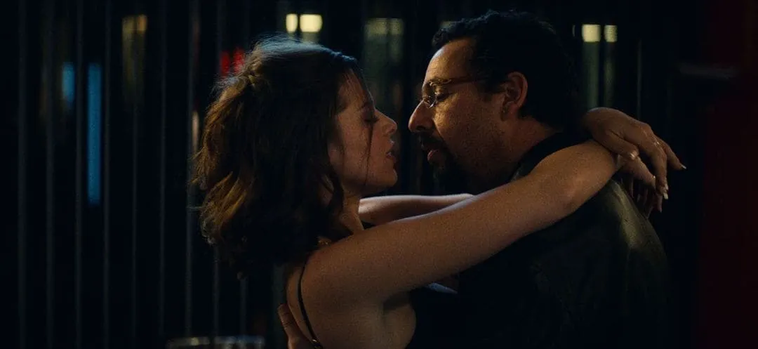 Adam Sandler y Julia Fox en la película