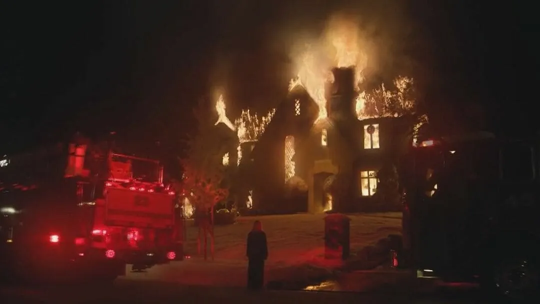 La casa de Elena Richardson en llamas