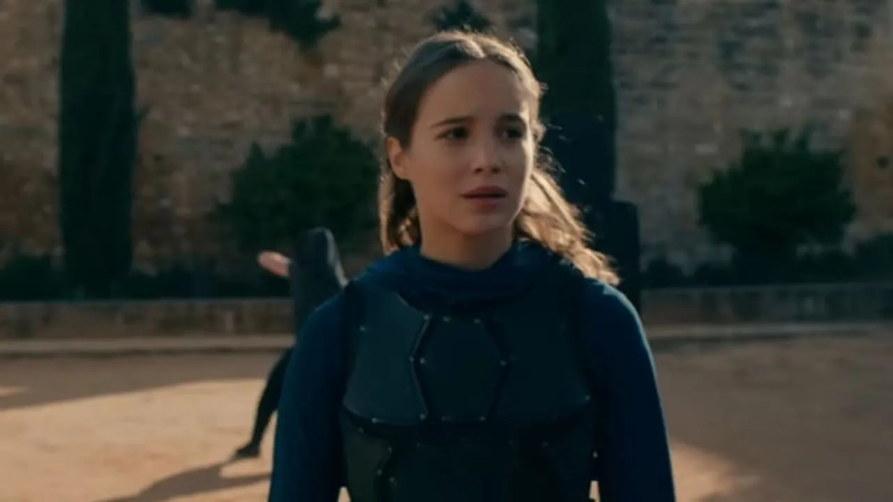 Alba Baptista es Ava en la serie La monja guerrera