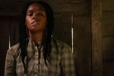 Janelle Monáe caracterizada como Eden (Crítica Antebellum)