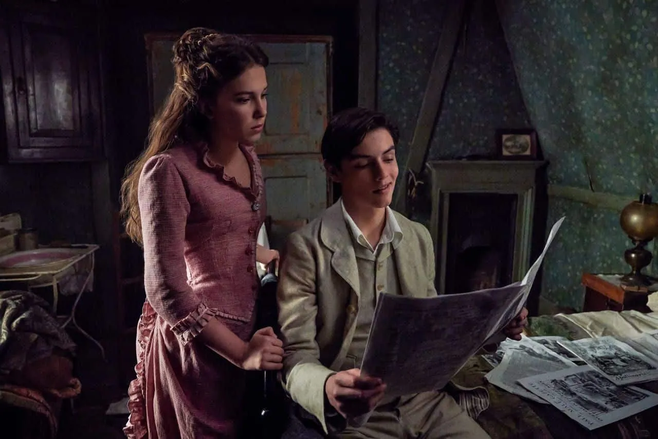 Louis Partridge y Millie Bobby Brown