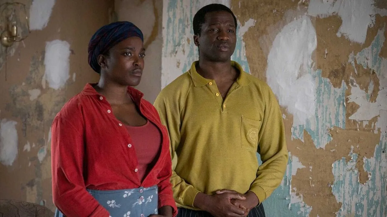 Escena de la película Casa ajena de Netflix