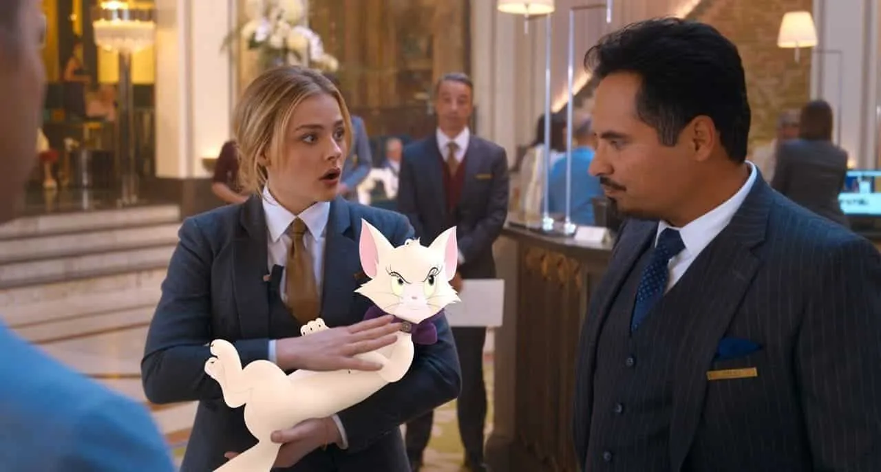 Chloë Grace Moretz y Michael Peña