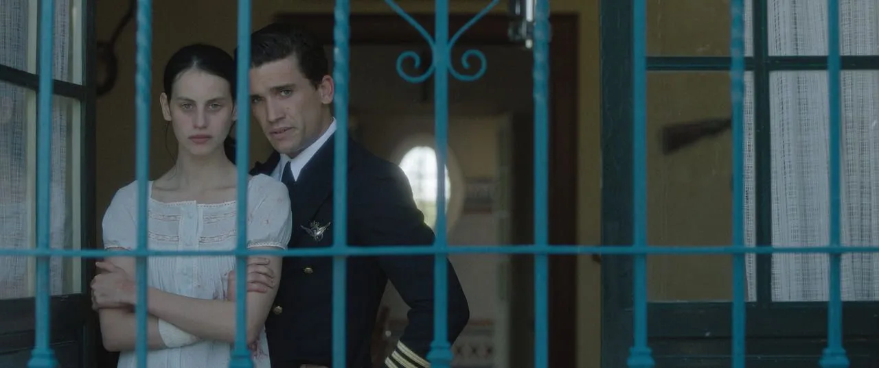 Milena Smit y Jaime Lorente
