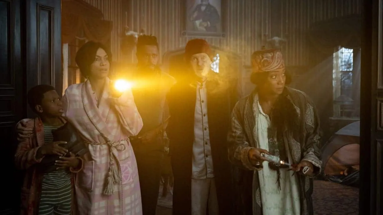 El grupo de protagonistas de Mansión encantada (2023)
