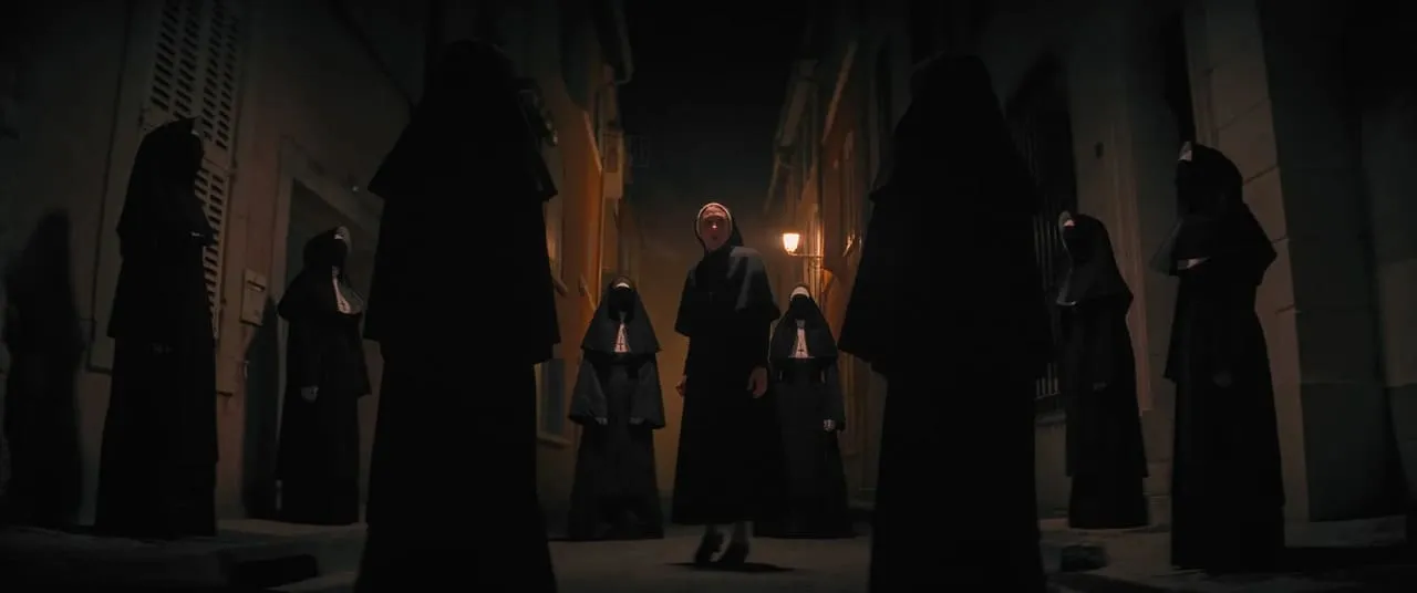Escena de terror con numerosas monjas