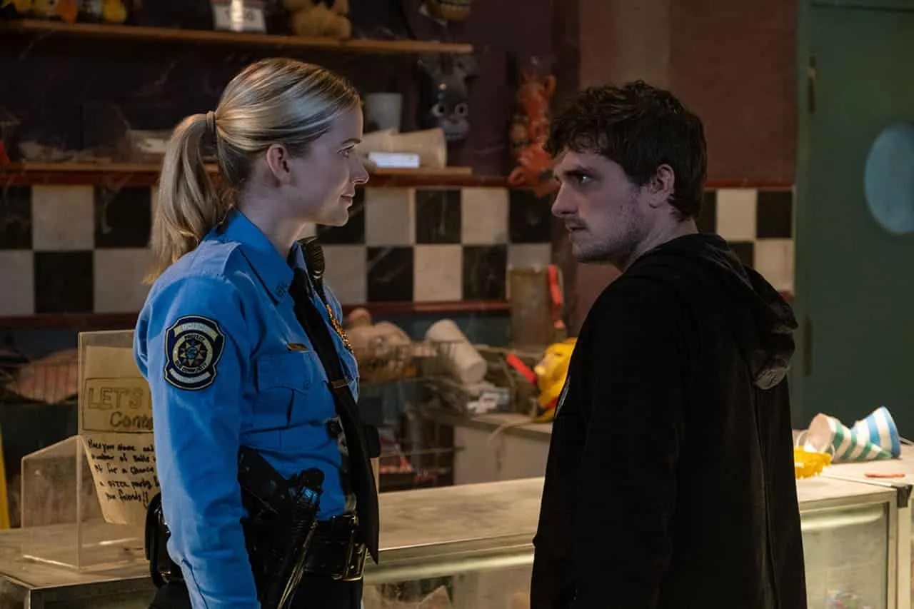 Elizabeth Lail y Josh Hutcherson