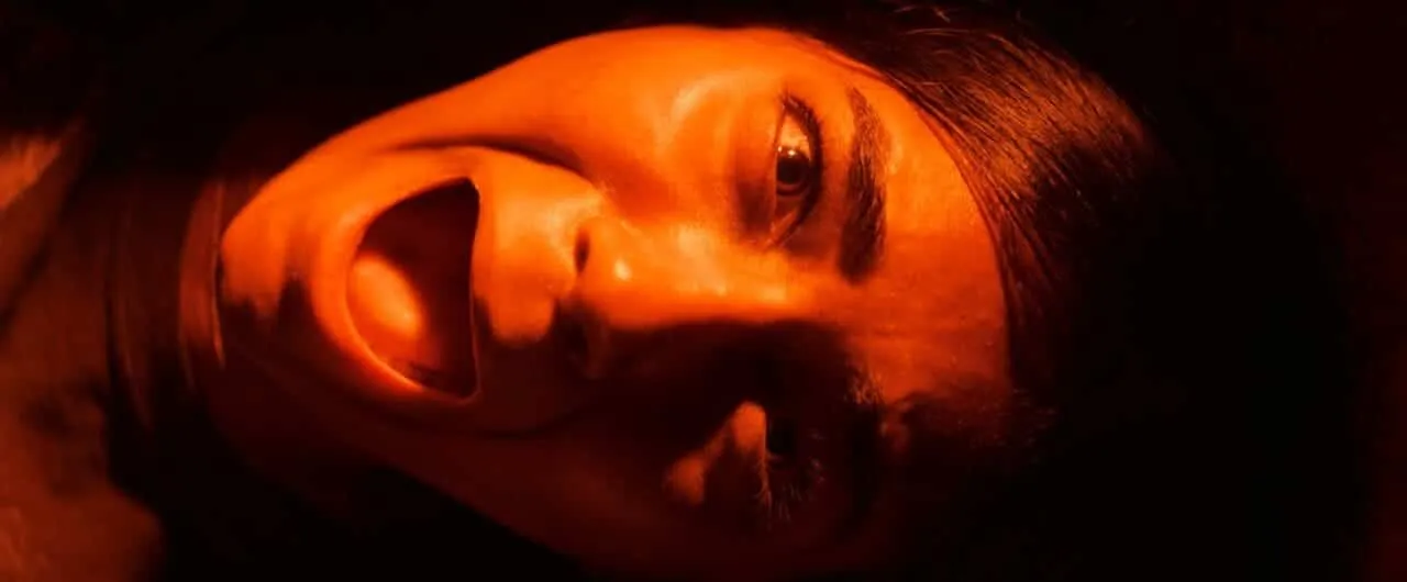 Escena de la película Vive dentro