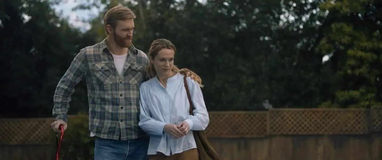 Wyatt Russell y Kerry Condon