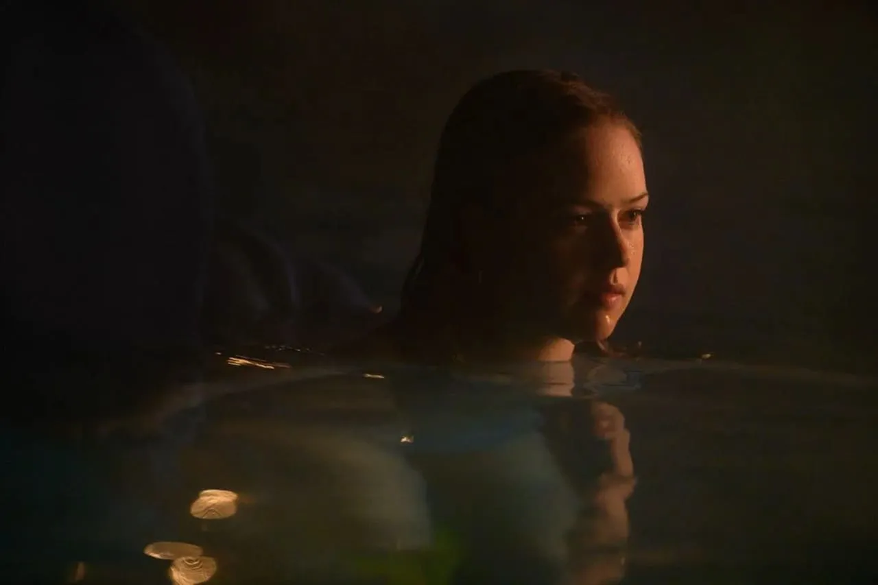 Escena de terror en la piscina